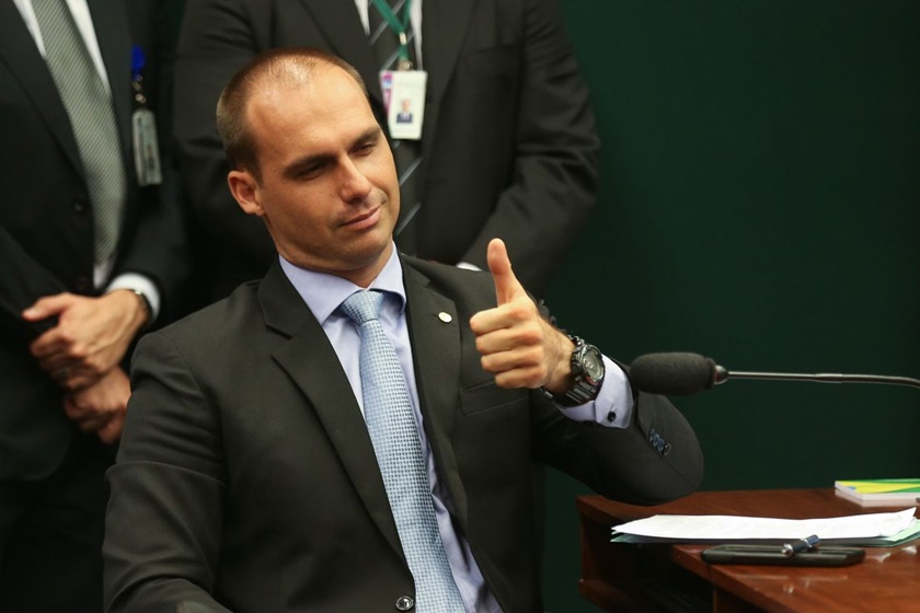 ESTATUTO: Eduardo Bolsonaro publica vídeo de criança com rifle nas mãos