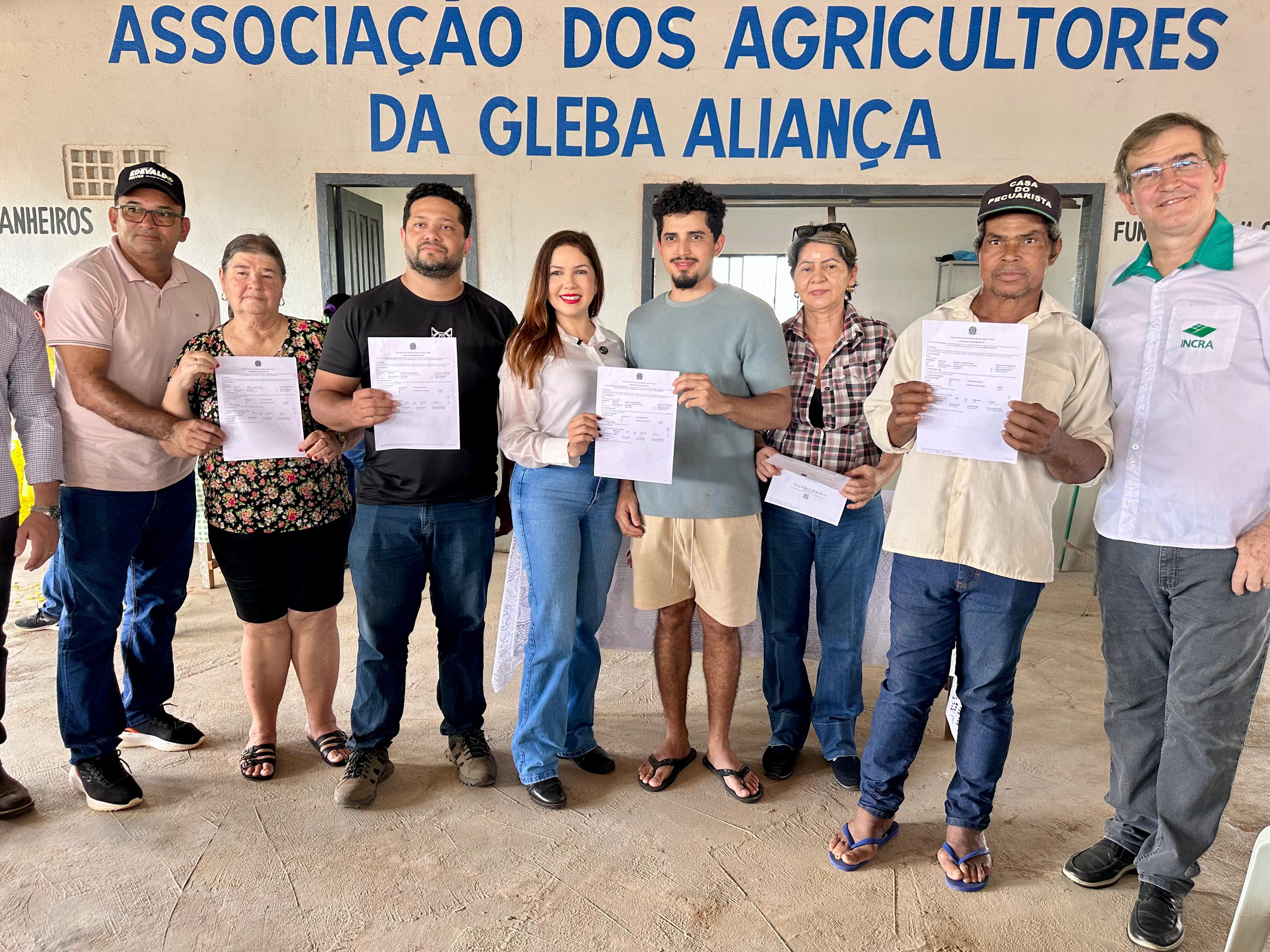 CRISTIANE LOPES : Deputada  entrega CCUs e consolida liderança na regularização fundiária em RO