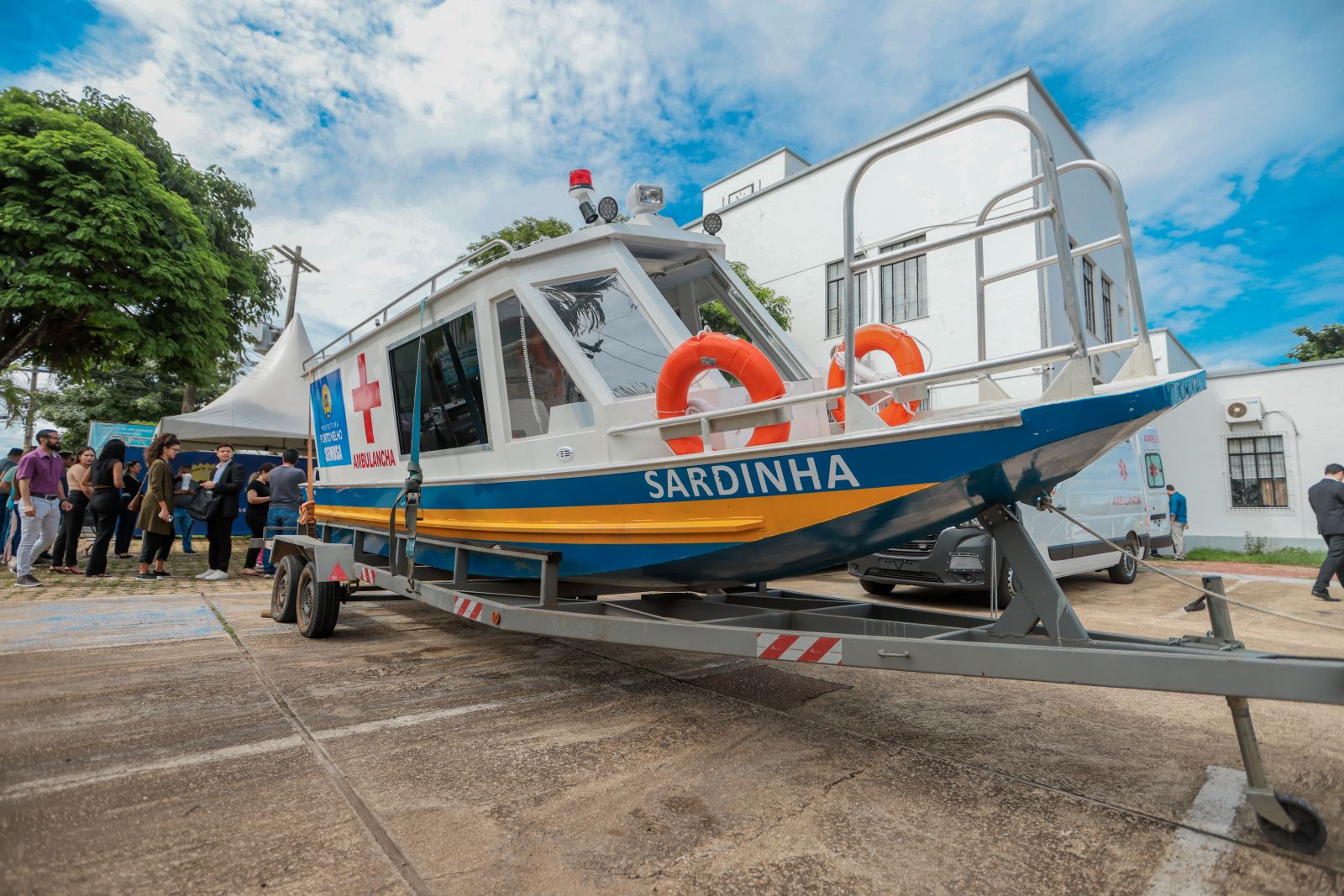 REFORÇO NA SAÚDE: Ambulancha e desfibriladores serão entregues pelo prefeito Léo Moraes