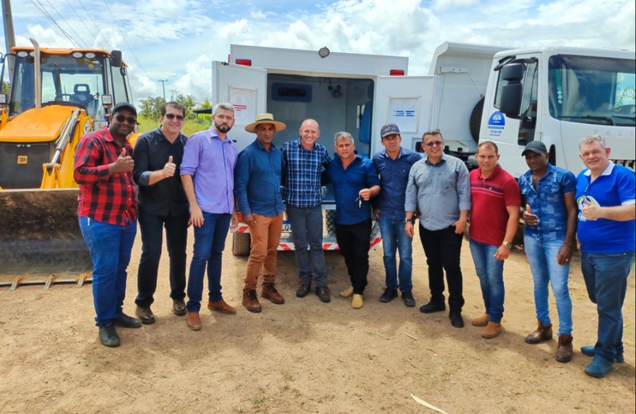 SAÚDE: Ezequiel Neiva entrega ambulância à população do distrito de Jacinópolis