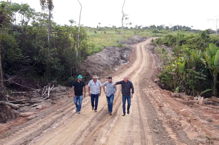 EZEQUIEL NEIVA: Deputado entrega mais 12 tubos armcos e promove avanços em Vilhena