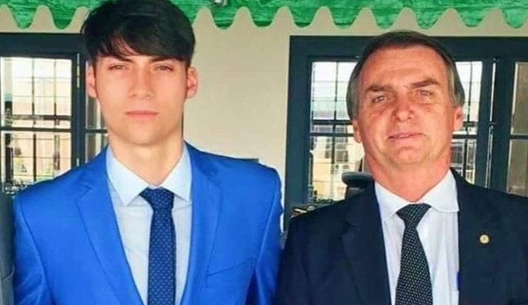 Filho '04' de Bolsonaro está com coronavírus