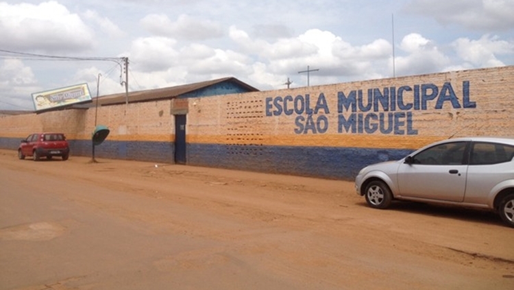 ESQUECIDOS: Alunos de escola na zona Leste estão sem uniforme, material e luz elétrica