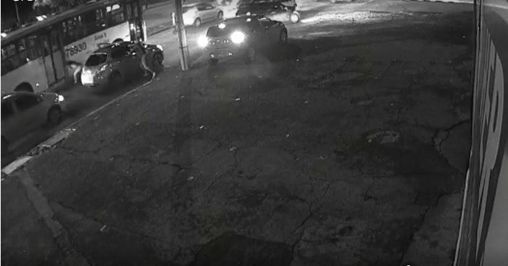 TIROS: Vídeo mostra momento em que homem é executado dentro do carro