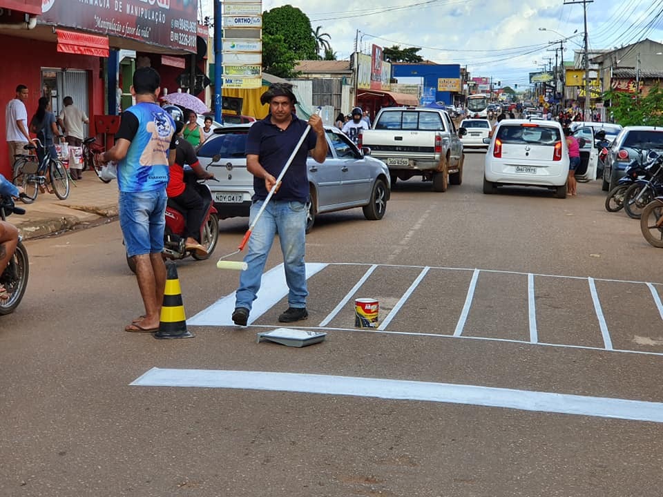 INICIATIVA: Comunidade se cansa de esperar por Hildon Chaves e pinta faixa em rua