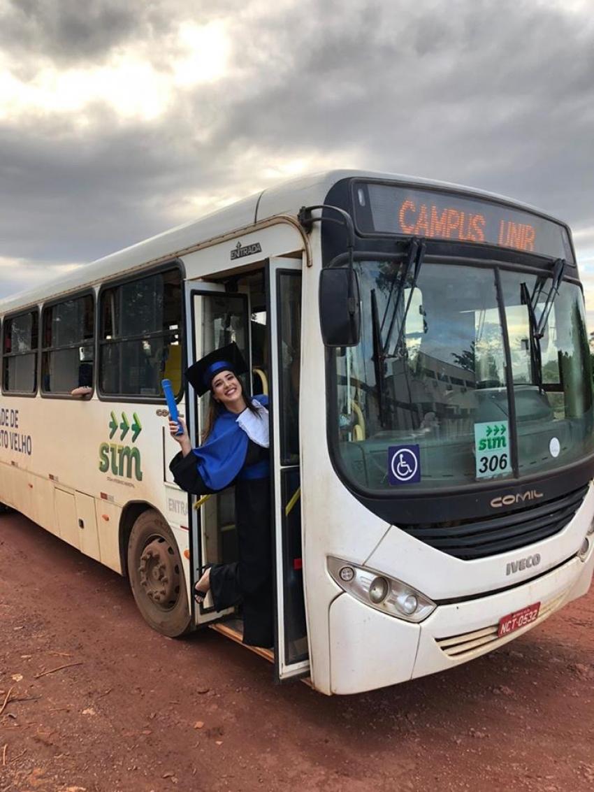 RECONHECIMENTO: Formada na Unir faz ensaio de formatura em busão que a carregou durante 5 anos