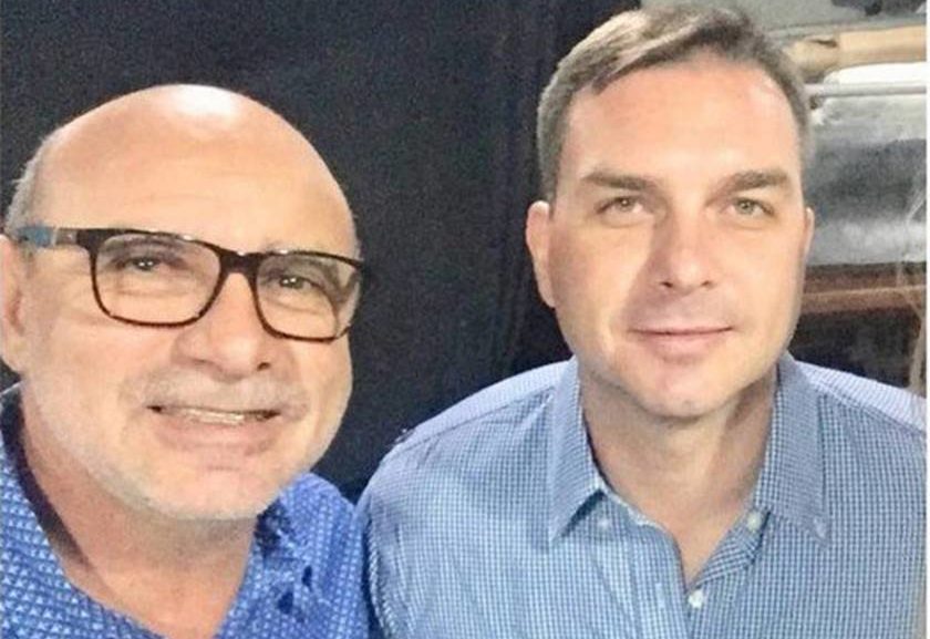 SUMIU: Ex-assessor de Flávio Bolsonaro alega questão de saúde e não vai ao MP