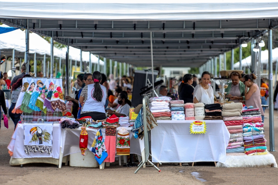 'NATAL DE LUZ': Produtos regionais e show musical movimentam feira de empreendedores