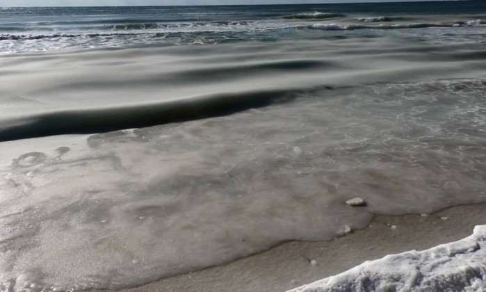 Frio intenso cria ondas congeladas em praia americana