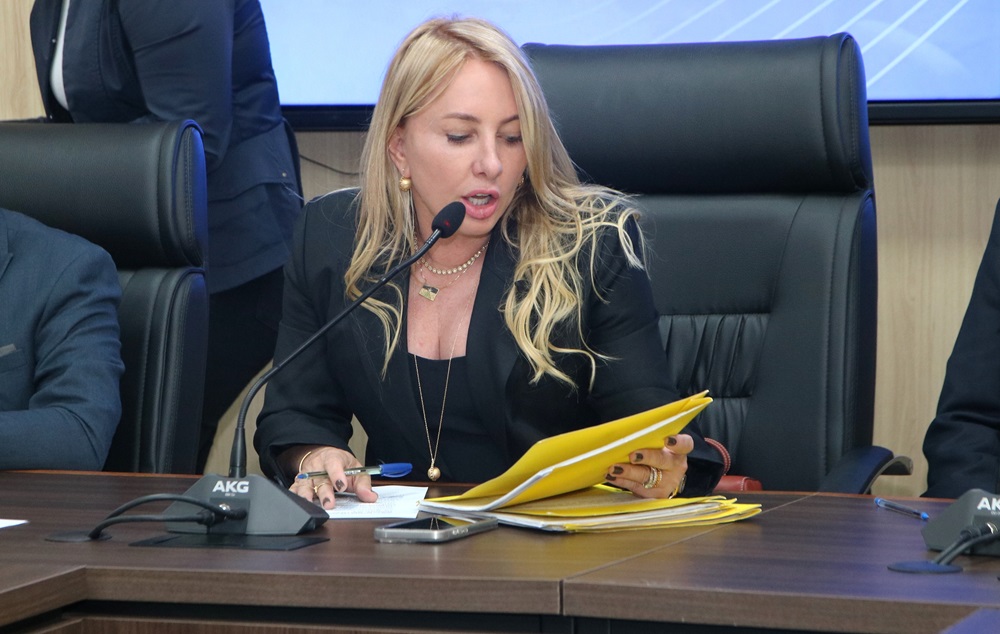 IEDA CHAVES: Deputada indica aquisição de equipamentos e atualização de acervo de escola