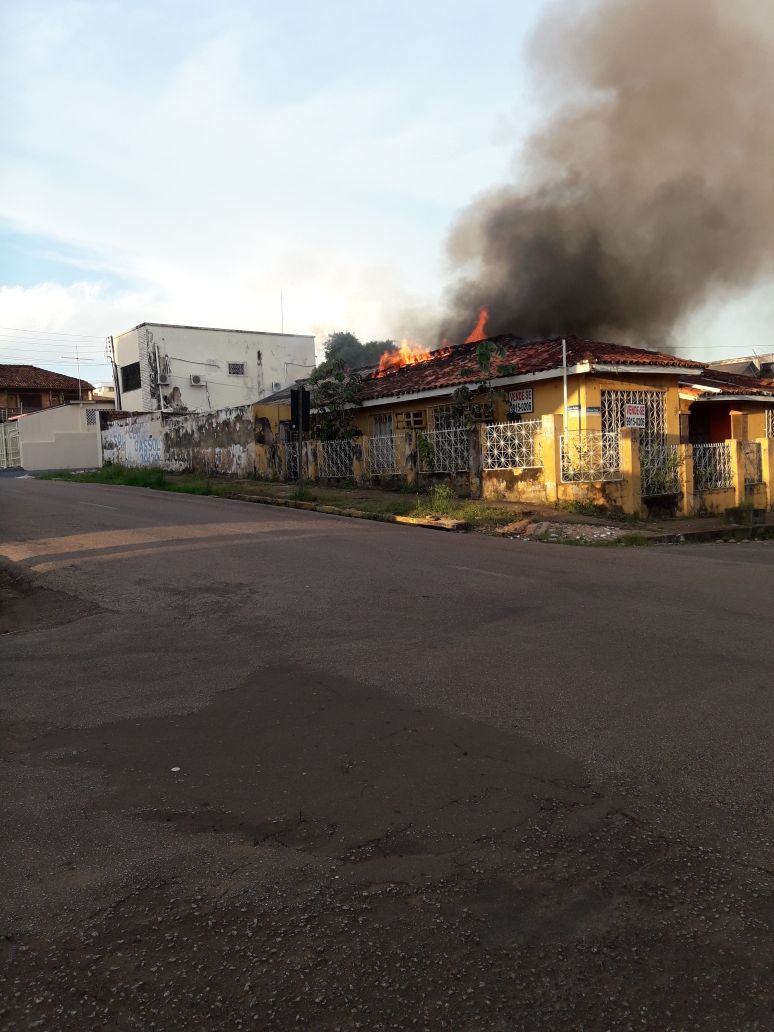 SINISTRO: Casa pega fogo no Centro e deixa moradores em pânico