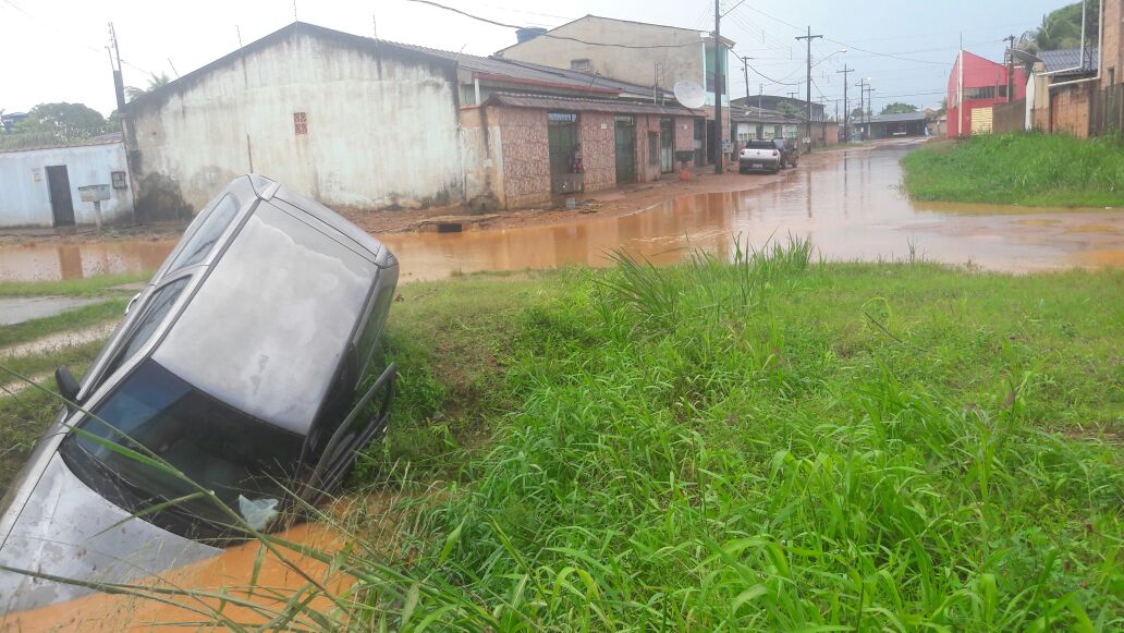 ABANDONADO: Carro é encontrado em córrego na zona Leste