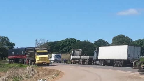 NO EXERCÍCIO DA FUNÇÃO: Quatro equipes de TV são agredidas por caminhoneiros em Rondônia