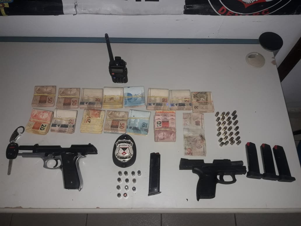 DENARC: Suposto agiota é preso com duas pistolas, R$ 14 mil sem procedência e rádio HT