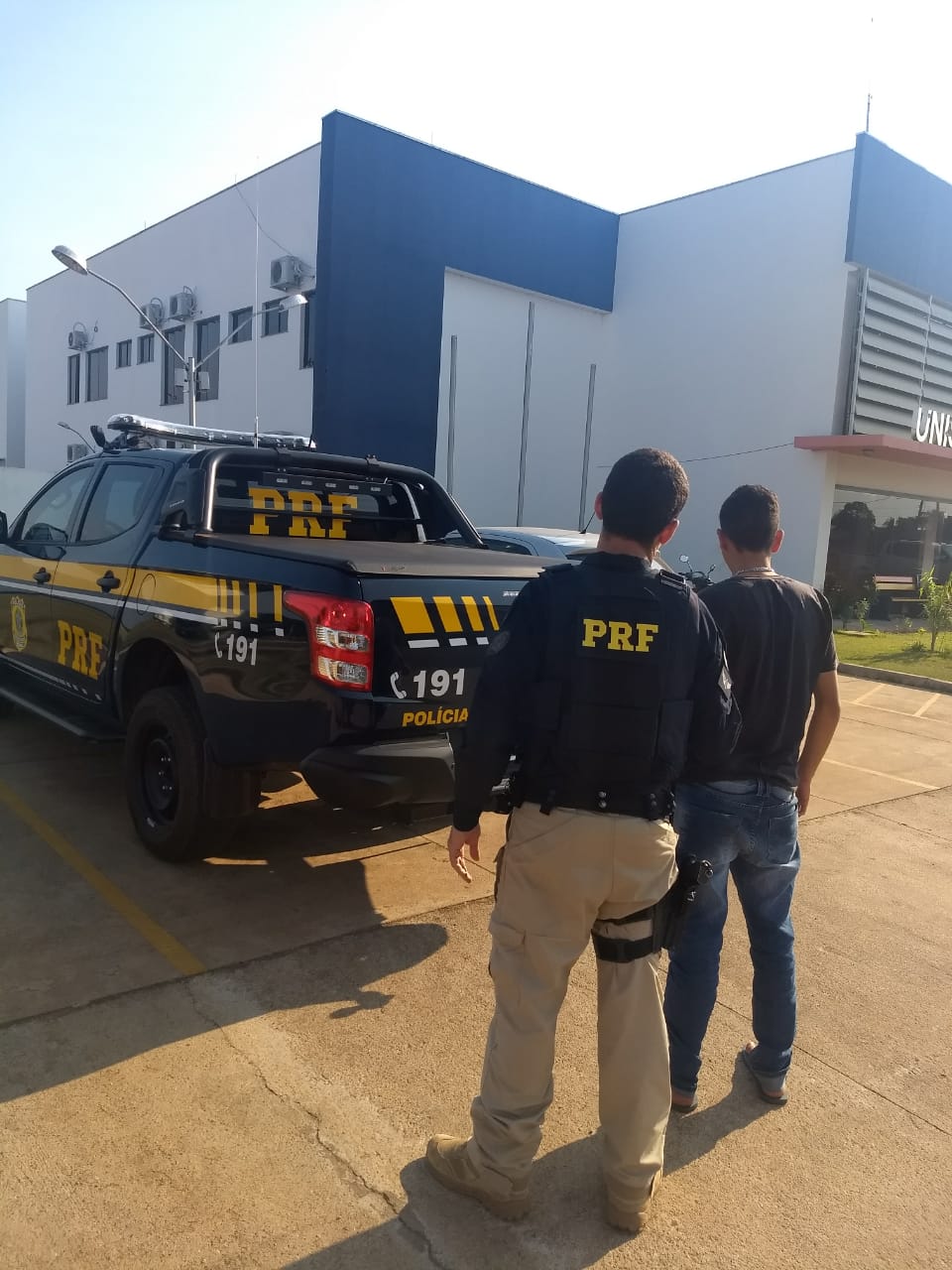 MACONHA: PRF flagra adolescente com 3,5 kg de droga em táxi