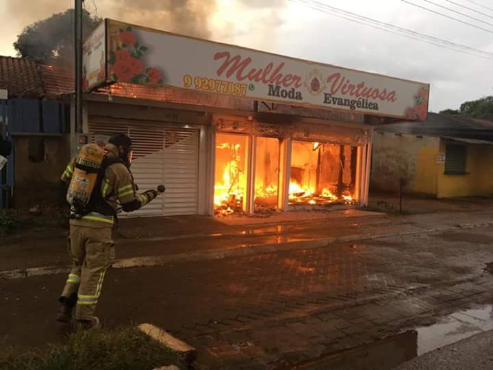 QUEDA DE RAIO: Residência e loja de coronel da PM são destruídas por incêndio