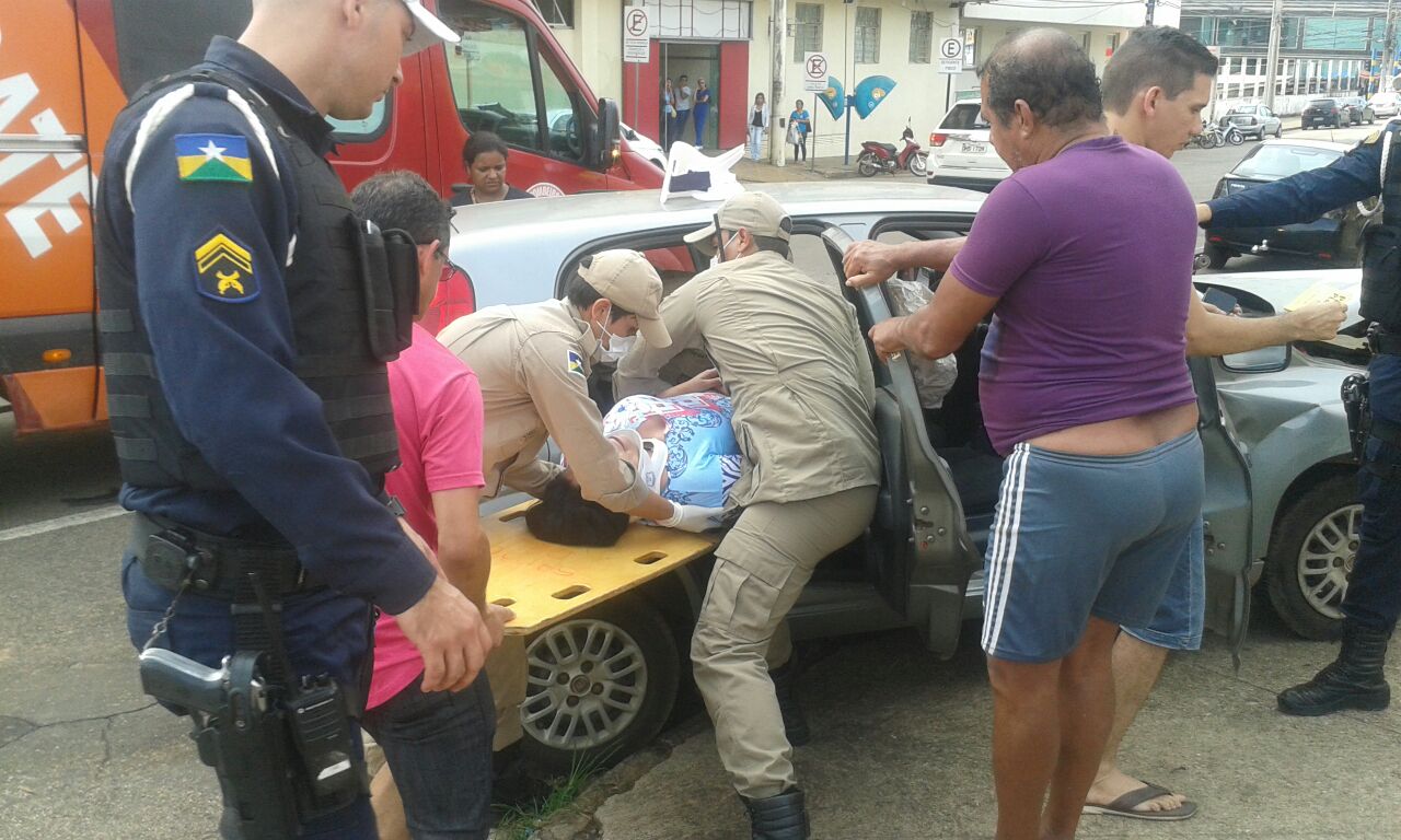 IMPRUDÊNCIA: Grave colisão entre carros resulta em duas vítimas