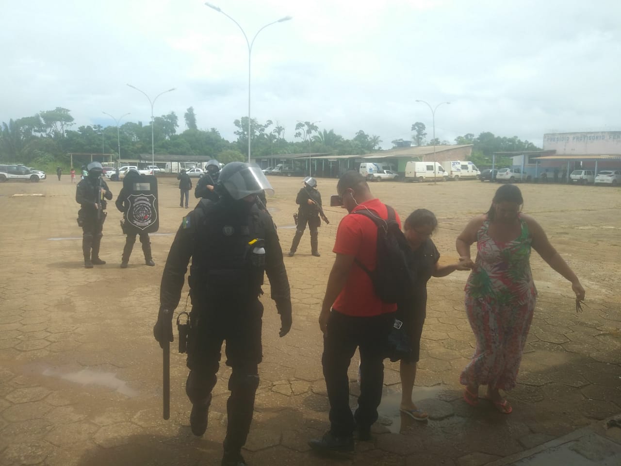 TENSÃO: Gape controla motim no presídio Urso Branco, mas mulheres seguem com protesto