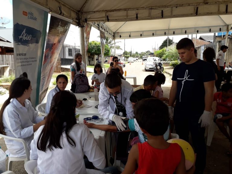 Acadêmicos do curso de Farmácia da Unesc participam da Feira da Saúde em Vilhena