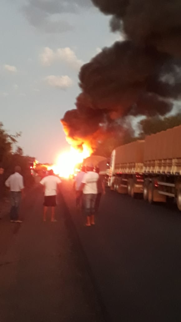 CHOCANTE: Caminhão explode na BR-364 e motorista morre tragicamente carbonizado