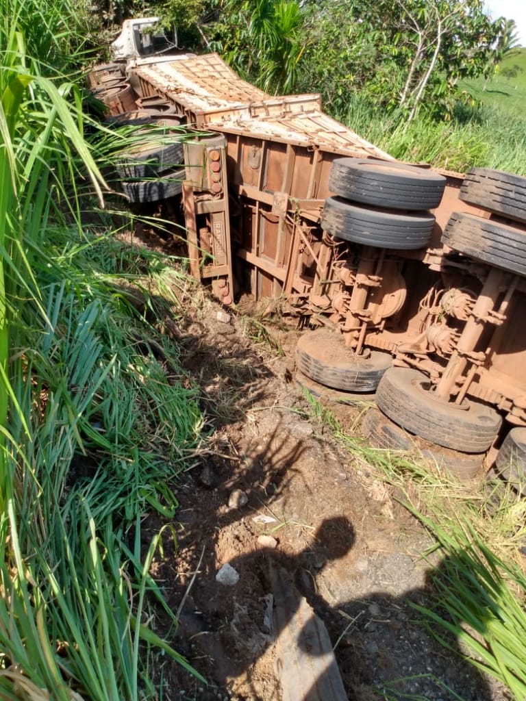 SAIU DA PISTA: Carreta tomba após motorista evitar atingir veículos parados na BR-364