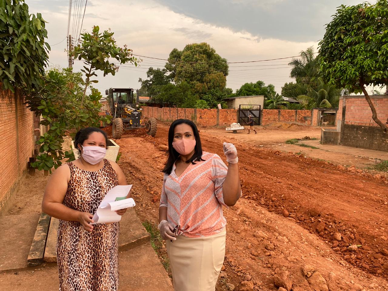 VEREADORA: Joelna Holder fiscaliza obras de drenagem e pavimentação na zona Sul