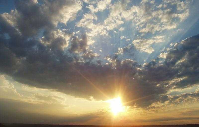 SEM NOVIDADE: Sexta (09) terá novamente sol, céu cinza e chuva em Rondônia