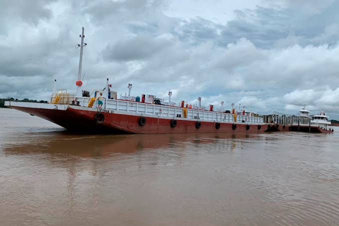 PIRATAS DO MADEIRA: Carga com 30 TV's de 50 polegadas da loja Bemol é roubada em balsa