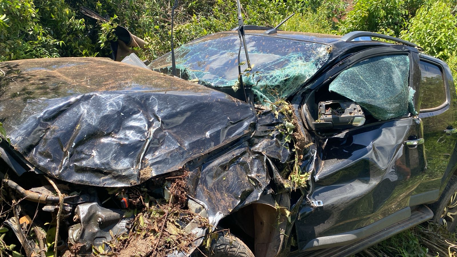 CAIU NA RIBANCEIRA: Capotamento de S10 deixa motorista ferido na BR-425