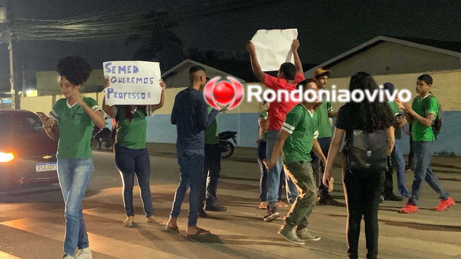 VÍDEO: Alunos fazem protesto por falta de professores em escola na zona Sul