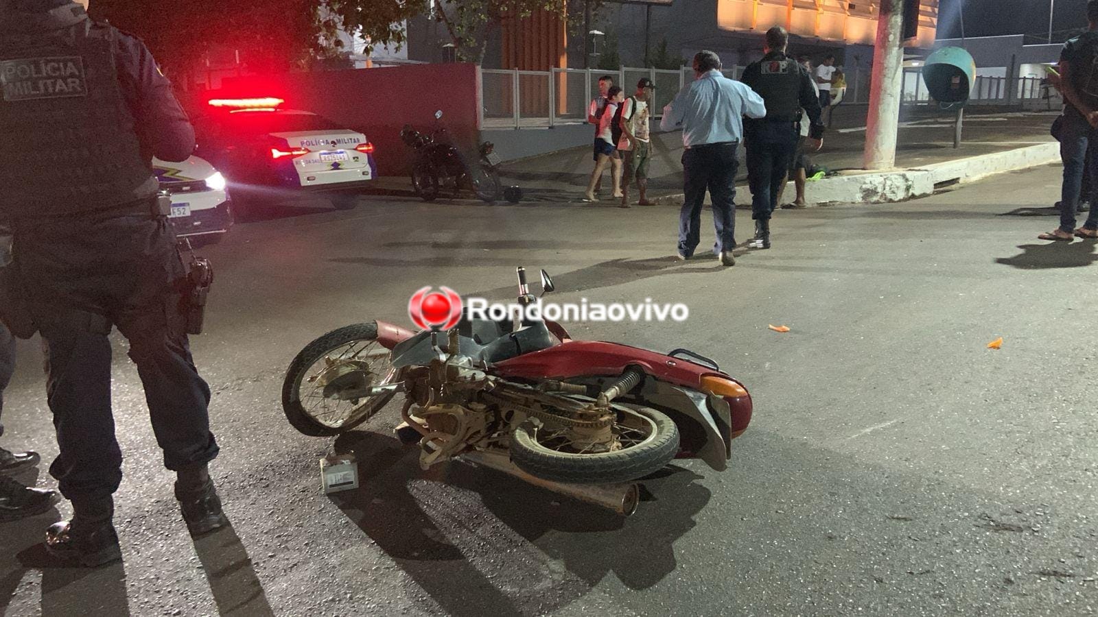 URGENTE: Mulher armada e com moto roubada avança preferencial e é atropelada por ônibus 