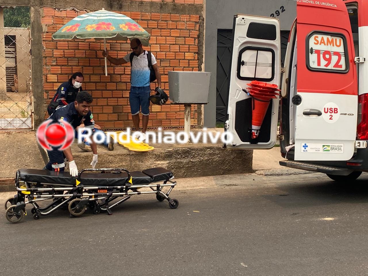 PASSOU DIRETO: Mulher fica gravemente ferida após colidir com moto em muro de residência 