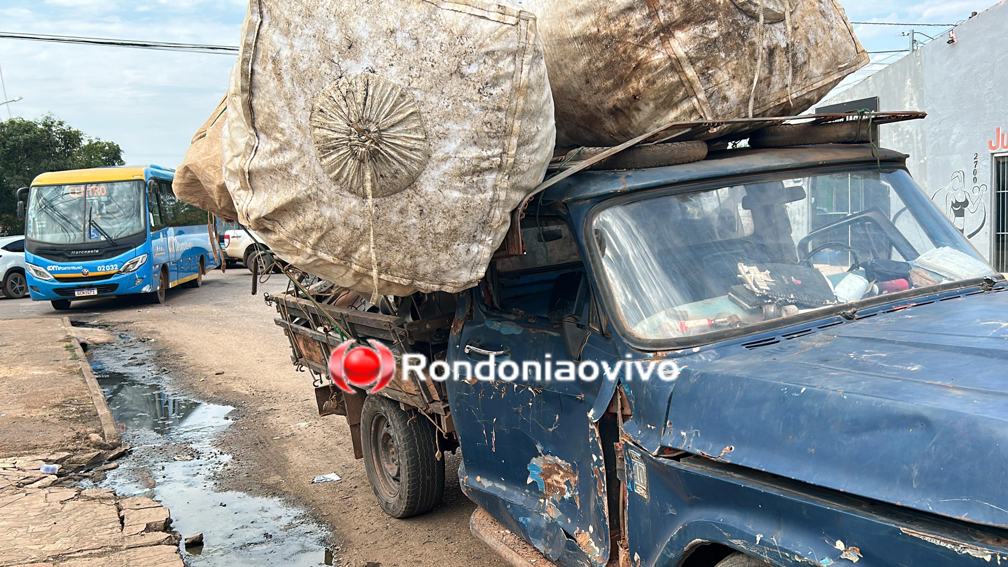 URGENTE: Casal fica ferido após grave batida entre ônibus e caminhonete