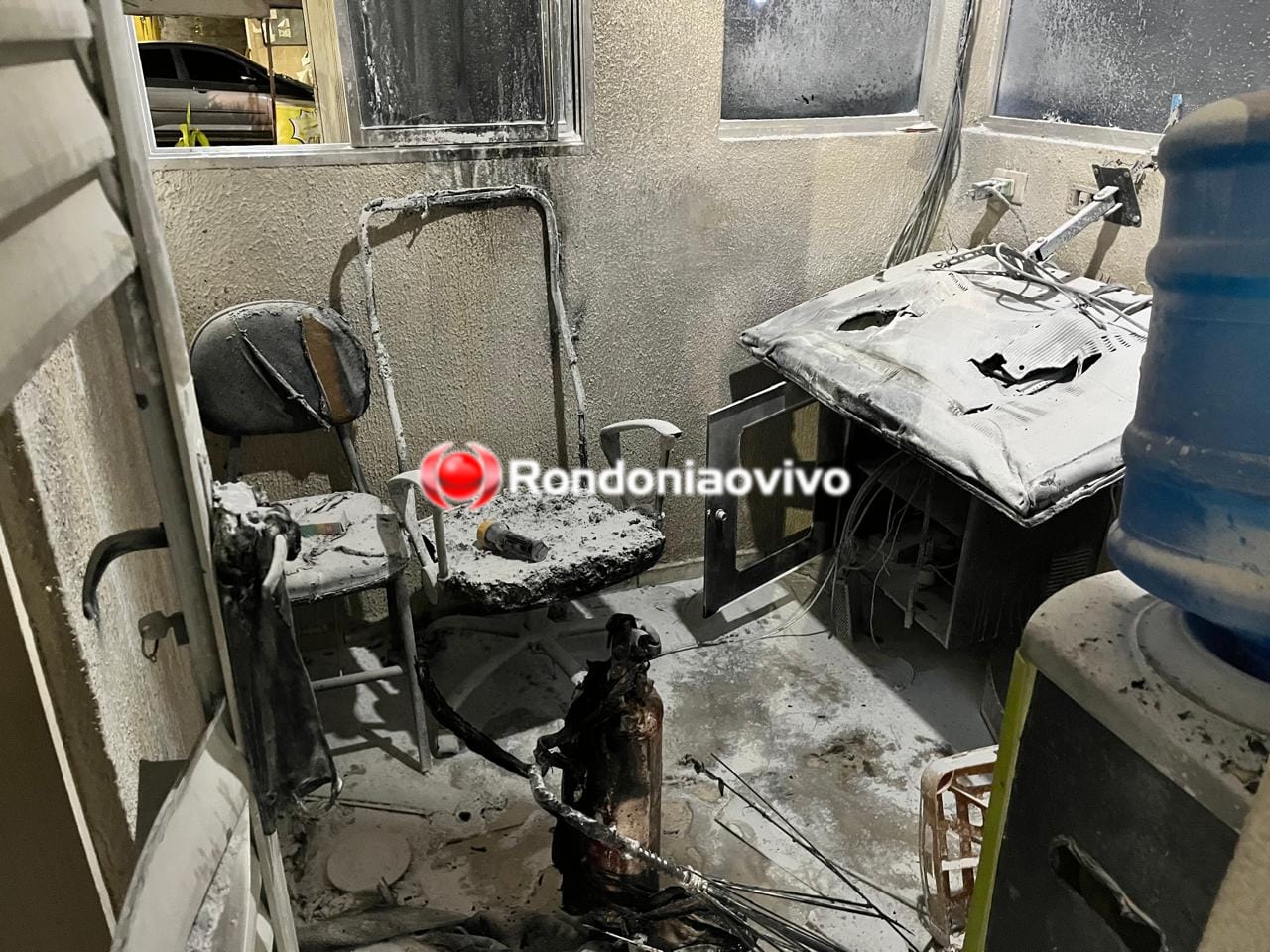 ATAQUE INCENDIÁRIO: Bandidos encapuzados colocam fogo em guarita de condomínio 