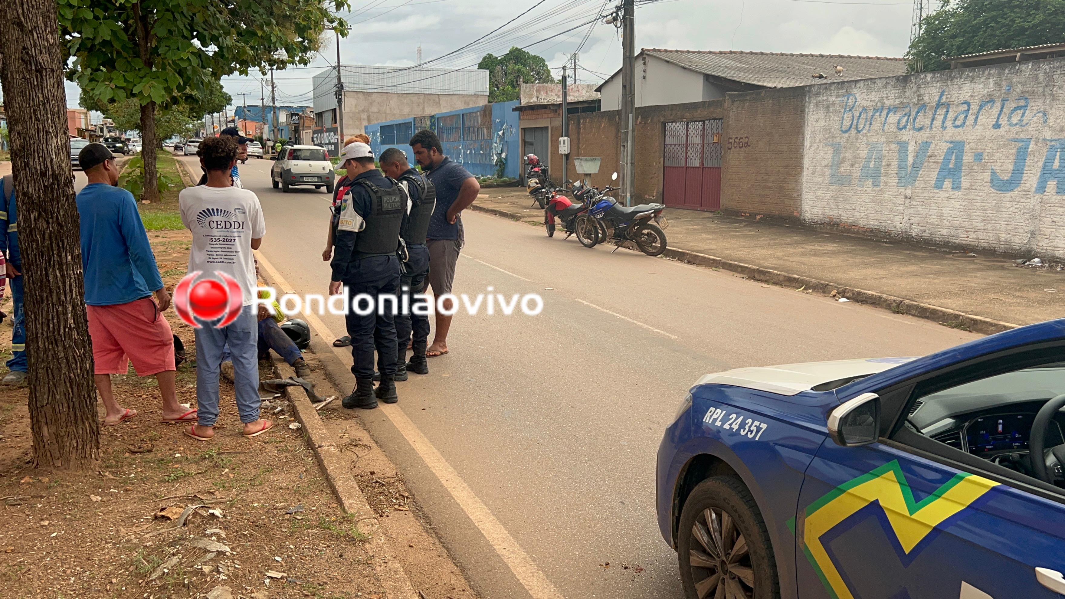 URGENTE: Motociclista vai parar no canteiro central e quebra o braço em grave acidente