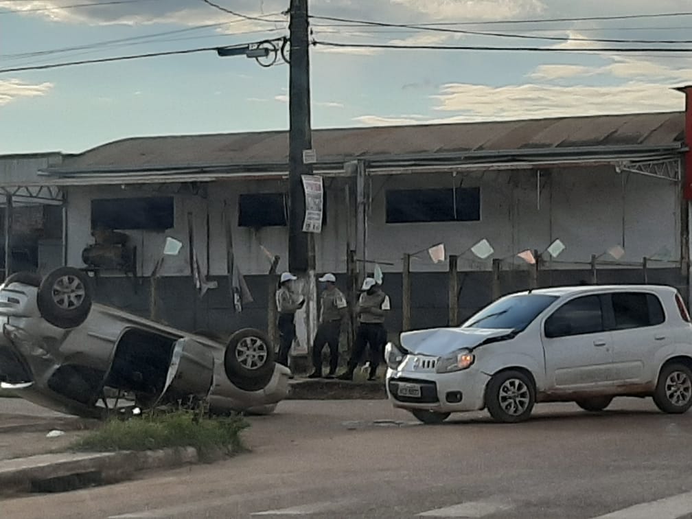 CAPOTAMENTO: Colisão violenta entre carros deixa passageiro lesionado