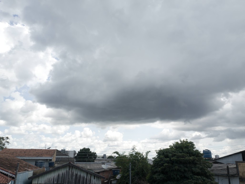 CARREGADO: Trovoadas, pancadas de chuva e ventos fracos marcam quinta (30) de Rondônia