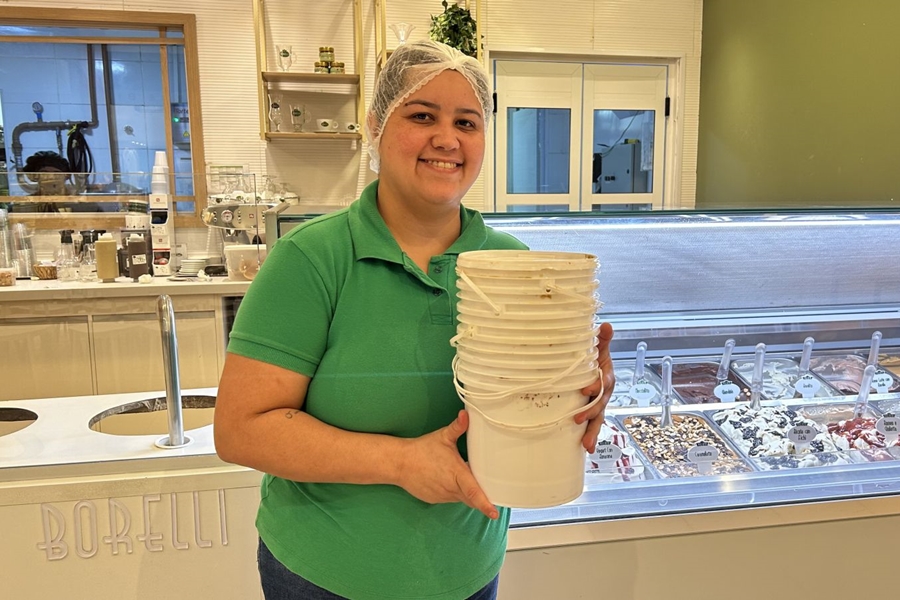 IMPACTO AMBIENTAL: Parceria entre Prefeitura e empresa garante descarte correto de baldes de sorvete