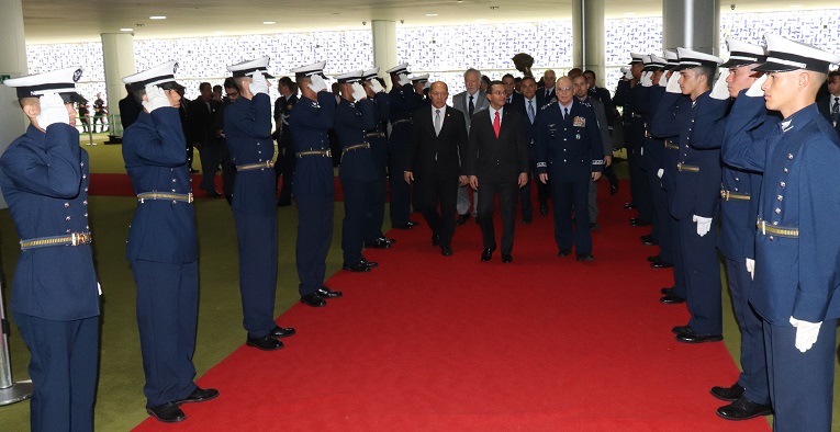 CÂMARA DOS DEPUTADOS: Coronel Chrisóstomo preside solenidade para comemorar Dia da FAB e do Aviador