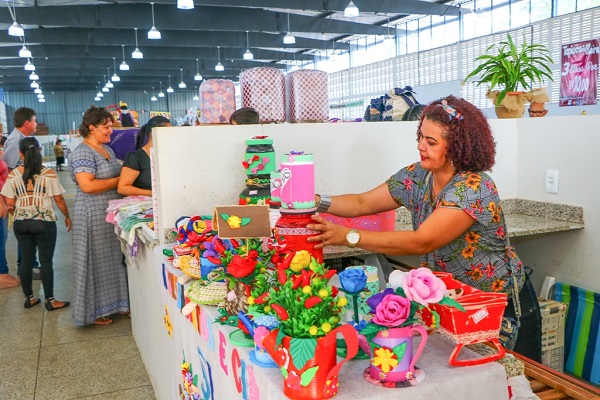 ARTESANATO: Feira Municipal de Artes aberta todos os sábados