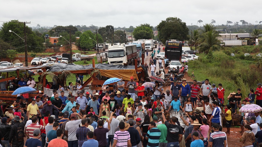 PROTESTO: Multa da Justiça altera ânimos e índios e estudantes se juntam ao bloqueio da BR