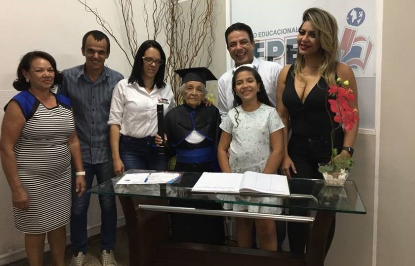 Morre idosa que realizou sonho de concluir estudos aos 91 anos