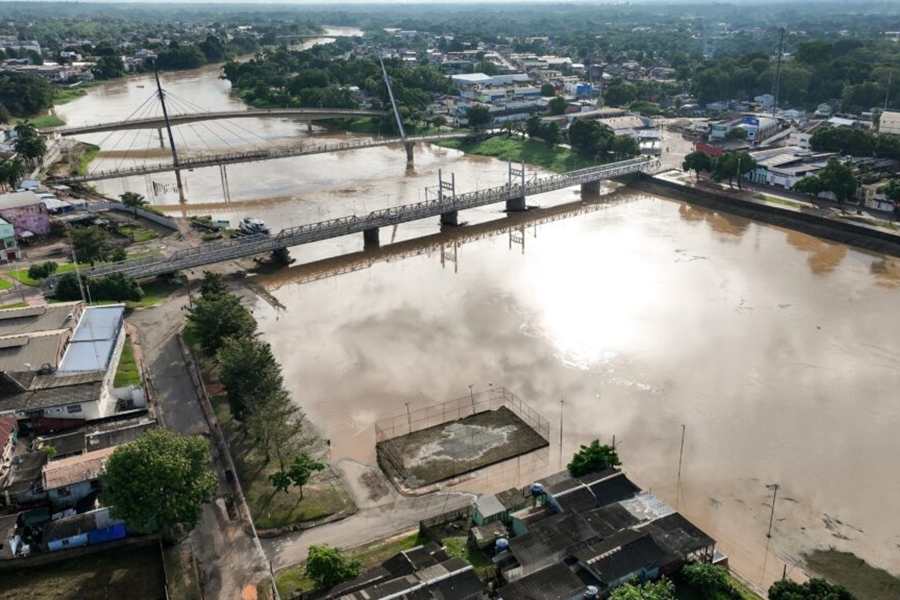 CHEIA: Rio acre atinge 10 bairros e 30 indígenas são retirados do bairro central 