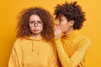 FOFOCA PODE SER CRIME: Advogado alerta sobre consequências legais para quem vive falando dos outros 