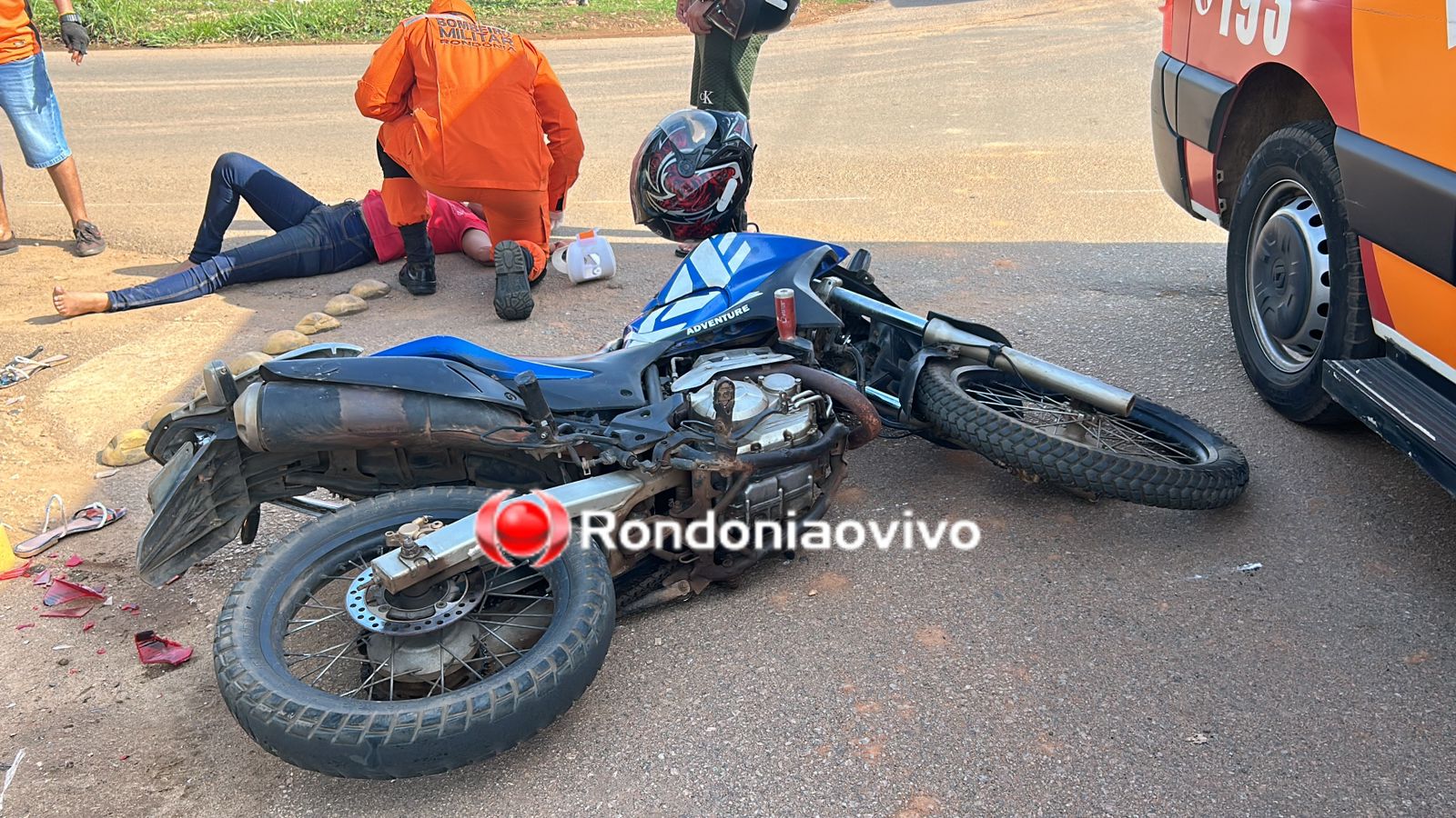 VÍDEO: Três pessoas ficam feridas após colisão entre motos