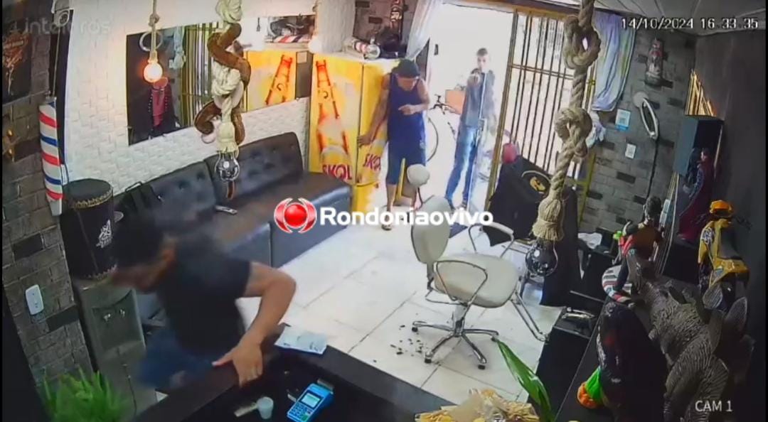 VÍDEO: Criminoso chega atirando durante roubo em barbearia