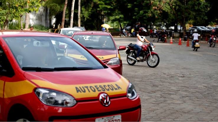 NA AULA: Aluno e instrutor de autoescola são rendidos e assaltados na capital