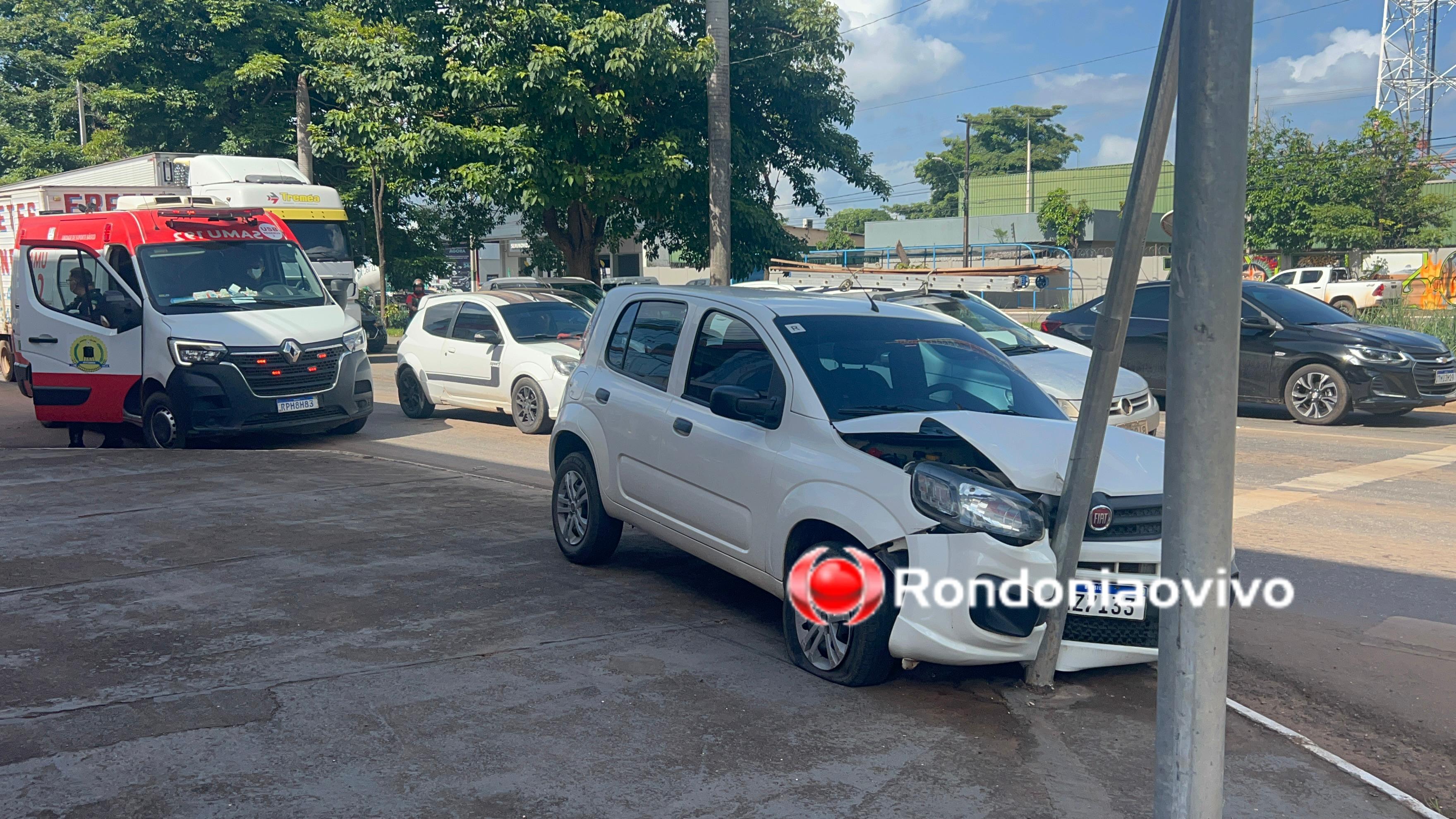 NA JORGE TEIXEIRA: Criança e grávida ficam feridas após carro de app bater em estrutura de semáforo 