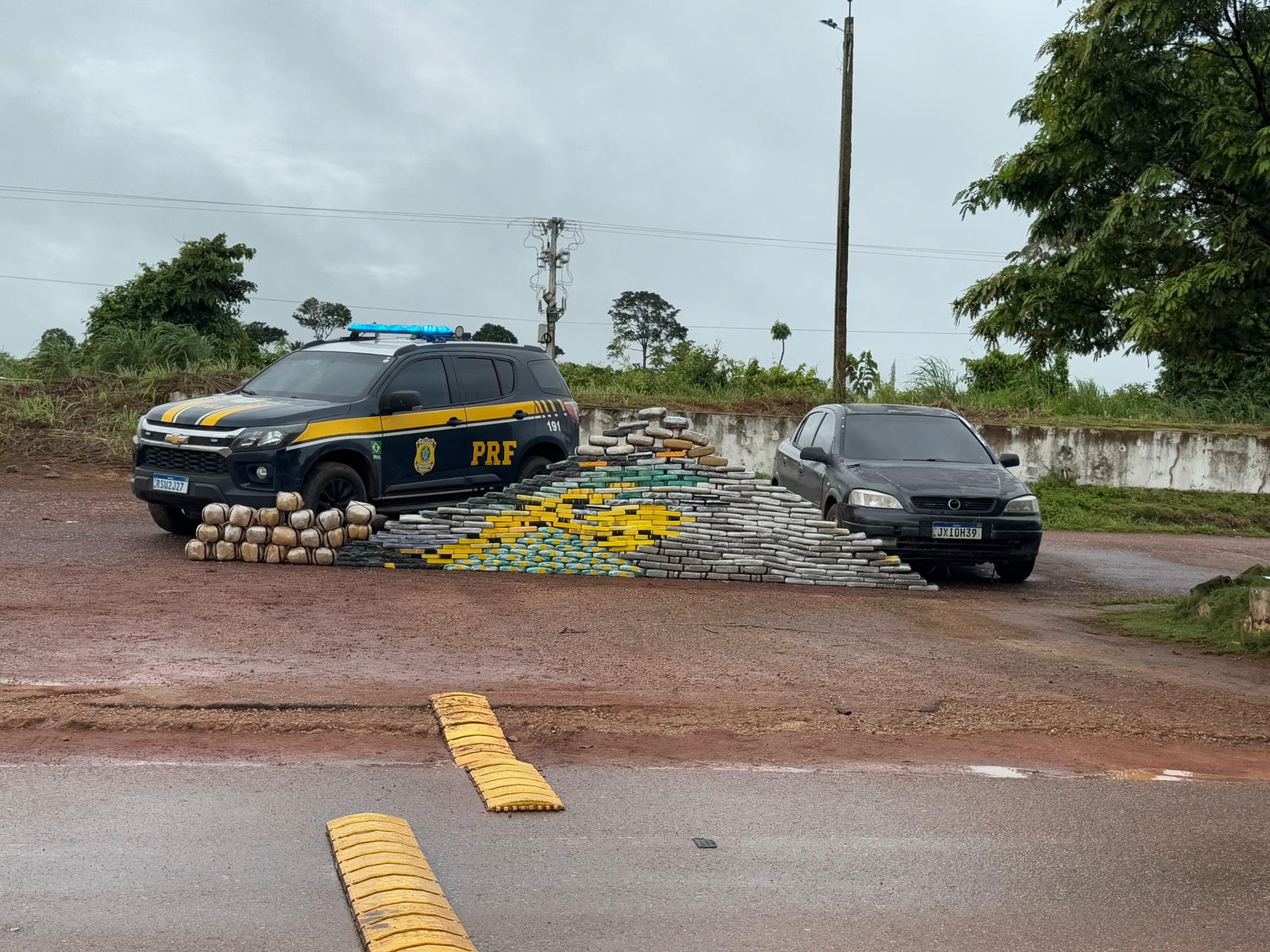 FLAGRANTE: PRF apreende mais de 300 quilos de drogas durante abordagem em Guajará-Mirim