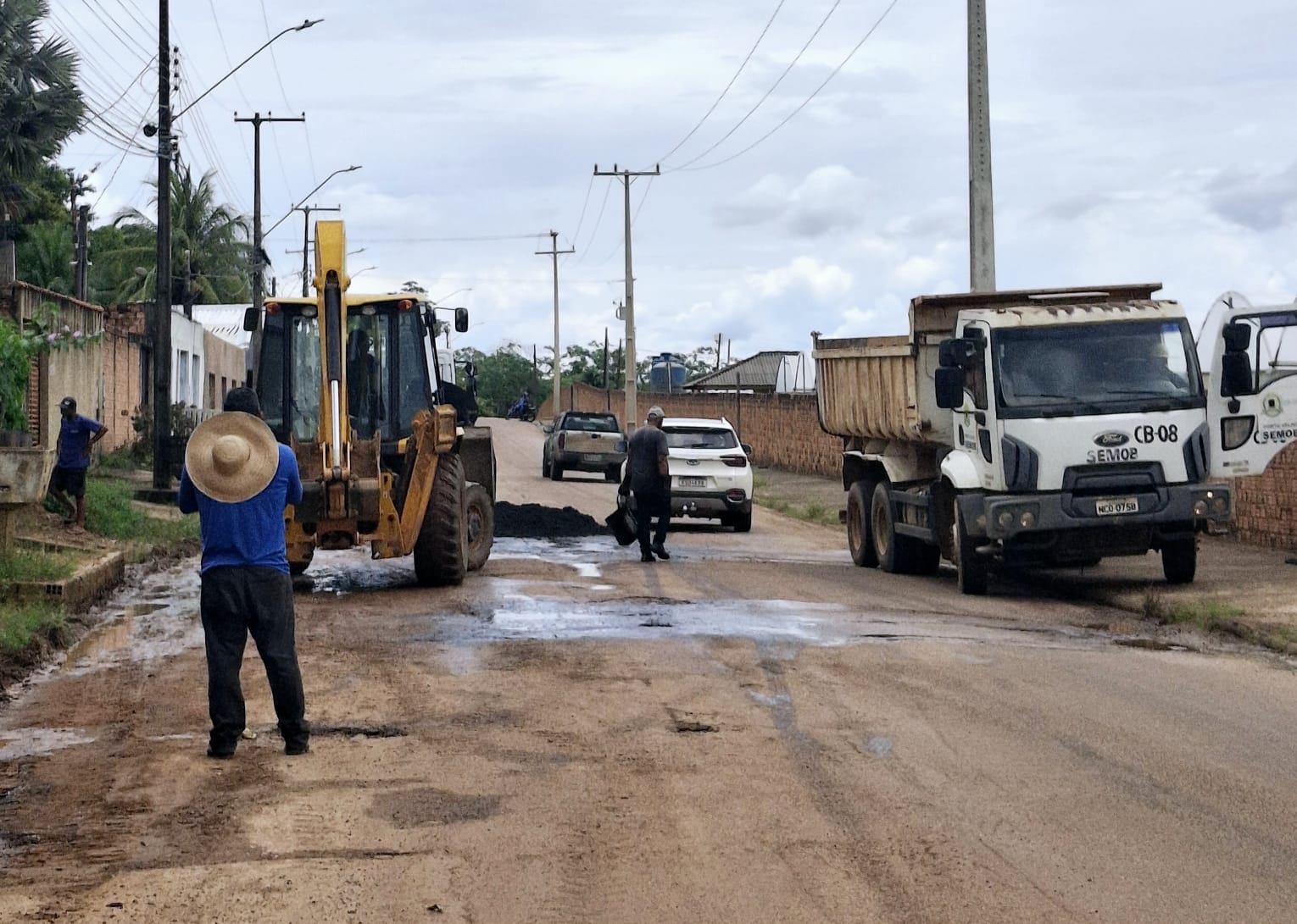 JÚNIOR QUEIROZ: Prefeitura realiza tapa buracos na Rua Oleiros a pedido do vereador